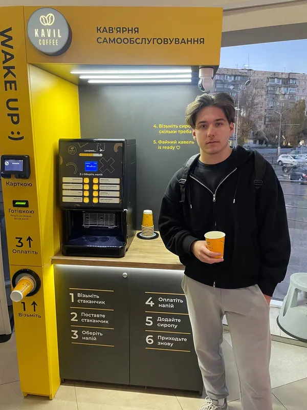 Bohdan, partner Kavil w Odessie, z kawą przy swojej kawiarni samoobsługowej