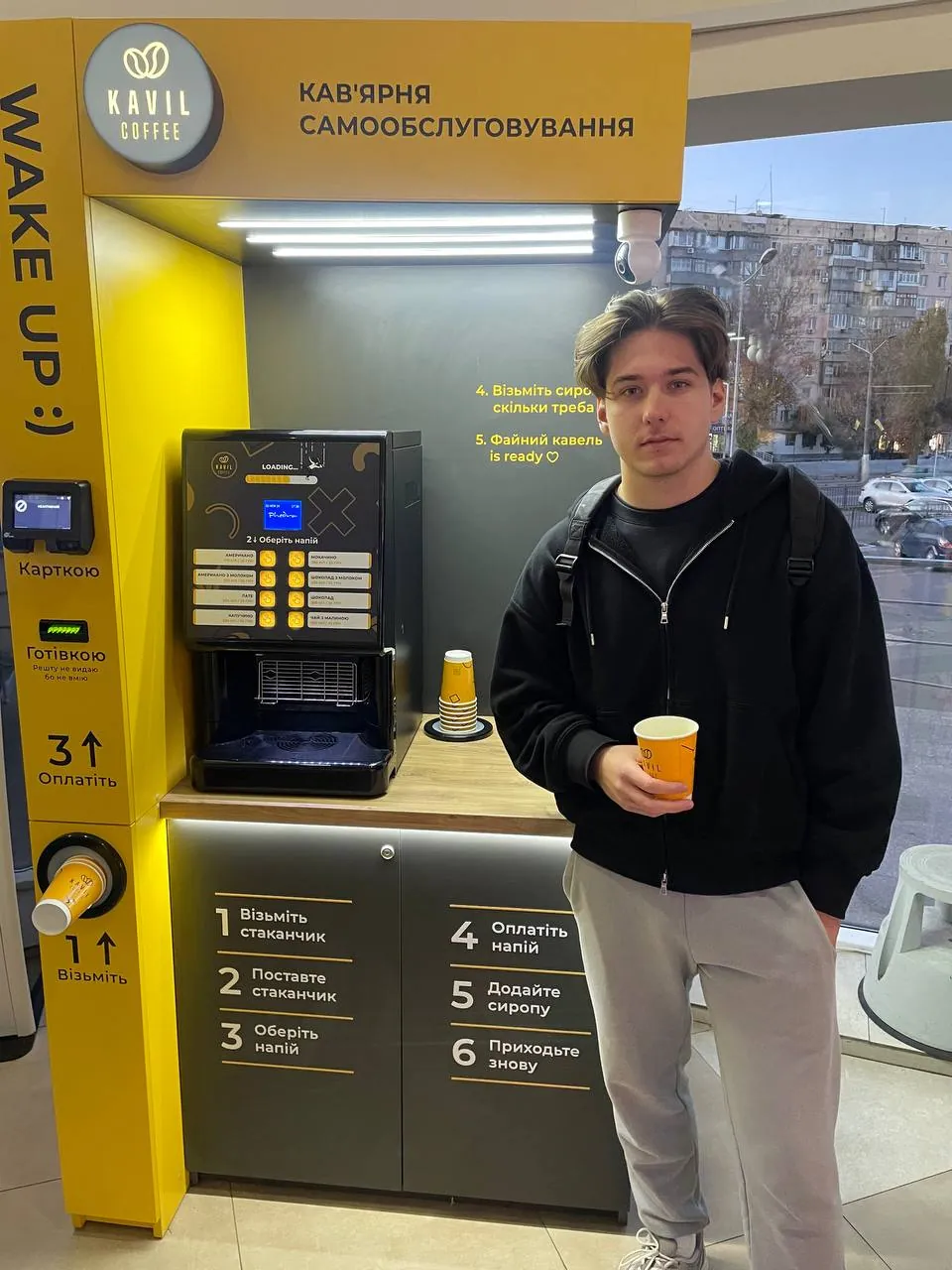 Bohdan, partner Kavil w Odessie, z kawą przy swojej kawiarni samoobsługowej