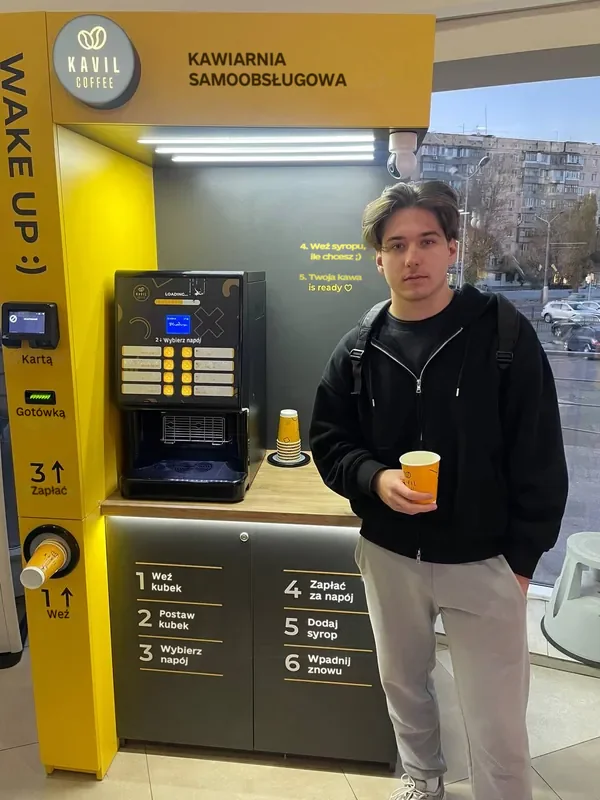 Bohdan, partner Kavil, z kawą przy swojej kawiarni samoobsługowej