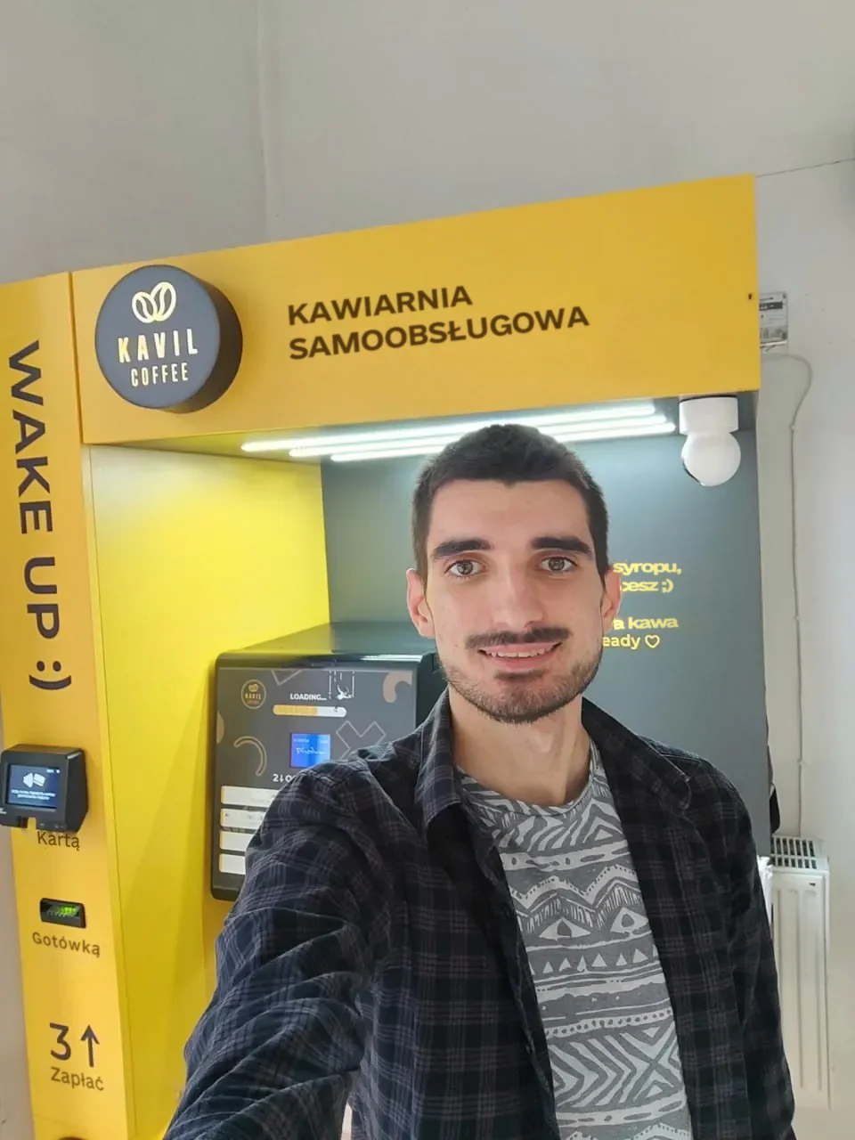 Vladyslav, partner Kavil, przy swojej kawiarni samoobsługowej