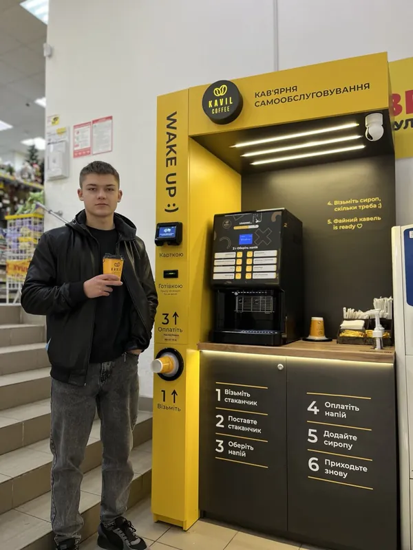 Viktor, partner Kavil w Mukaczewie, z kawą przy swojej kawiarni samoobsługowej