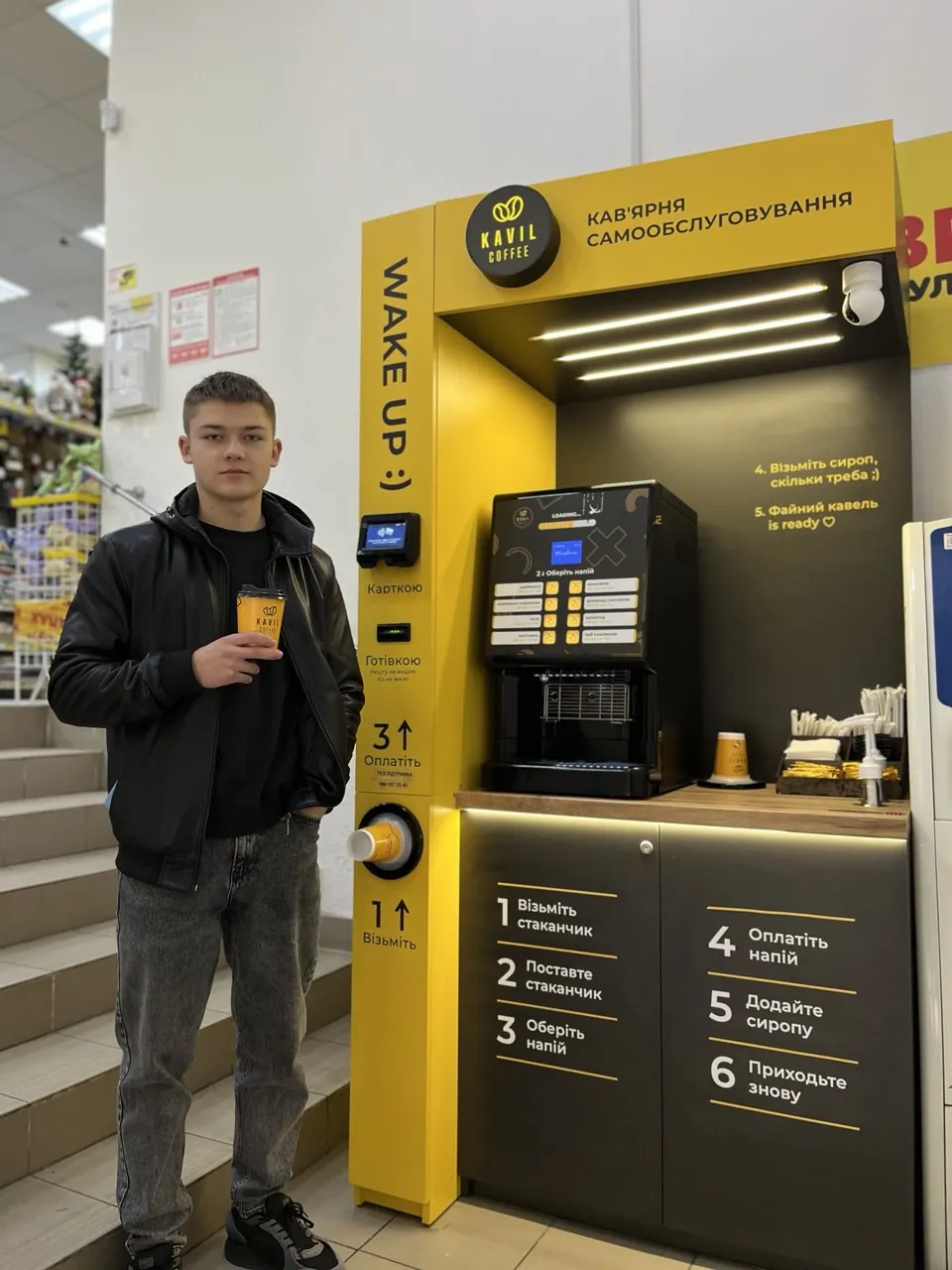 Viktor, partner Kavil w Mukaczewie, z kawą przy swojej kawiarni samoobsługowej