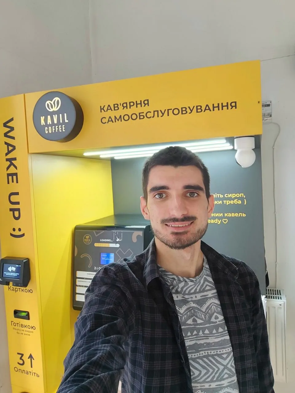 Vladyslav, partner Kavil w Humaniu, przy swojej kawiarni samoobsługowej